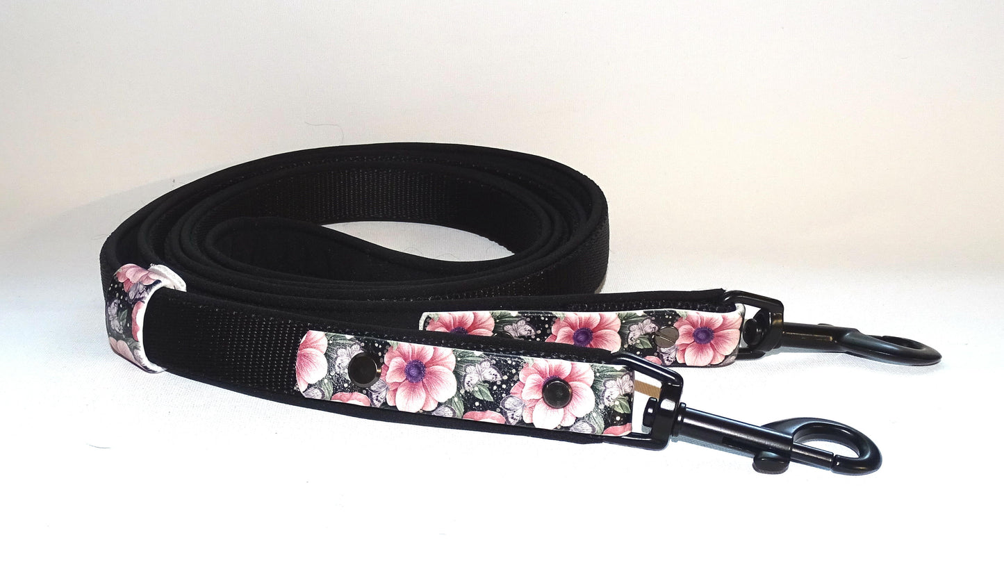 Alva gepolstertes Biothane Halsband Rosa Blumen verstellbar